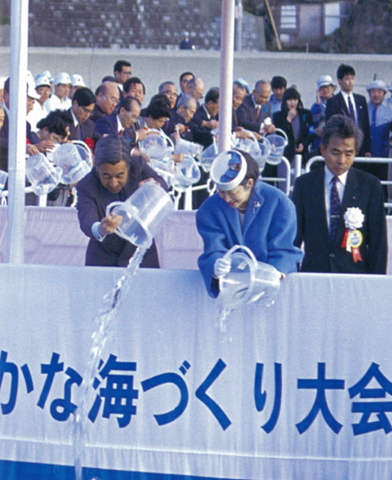 平成4年度千葉県大会にて稚魚を御放流される天皇皇后両陛下の写真