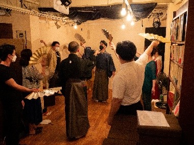 狂言大藏会が体験会を行う様子