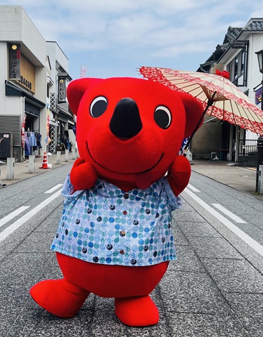 万祝柄のシャツを着たチーバくんの画像です