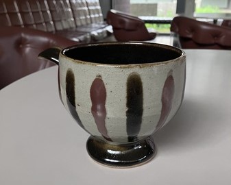 スライドトークのイメージ 机の上にコーヒーカップが置いてある。