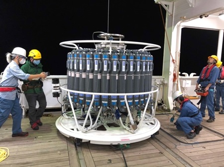 深層水の採水に使う機材（CTD）
