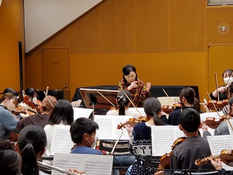 佐治音楽監督が千葉県少年少女オーケストラを指導している写真