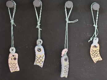 ミニ鯉のぼりの絵付けの画像