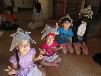 新聞かぶと作りの画像