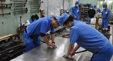 「キサゲ技術」による超精密定盤加工の画像