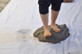 ワークショップ「踏んで、触って、おおきなねんど」のイメージ