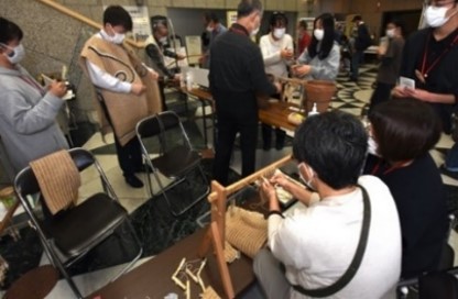 麻ひもを使ったアンギン編み体験の画像