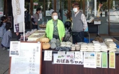 在来種の小麦などを使った焼き菓子やパンの販売の画像