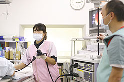 内科、内視鏡による診察の様子