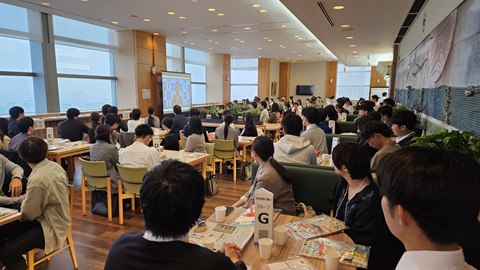 ビデオメッセージを聞く様子