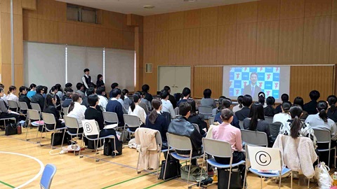 ビデオメッセージを聞く様子