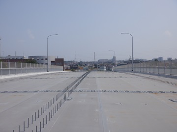 都市計画道路　藤崎茜浜線　跨線橋　橋面上の写真　2025年7月時点