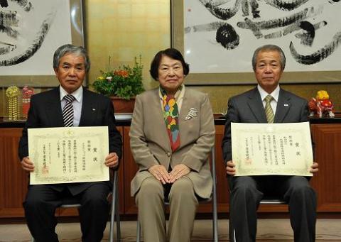 知事と受賞者の写真