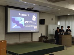 チーム「HT-A」がプレゼンしている写真