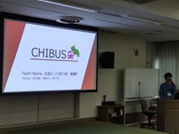 チーム「光速ぶった斬り隊」がプレゼンしている写真