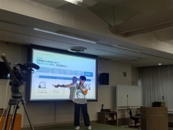 チーム「MIO」がプレゼンしている写真