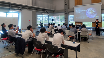 学生等がアイデアを検討している様子の写真(麗澤大学会場1日目)