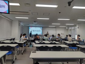 検討している写真(千葉大学会場1日目)