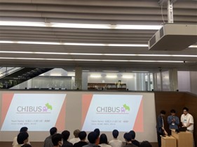 チーム「光速ぶった切り隊」が発表している写真(千葉大学会場2日目)