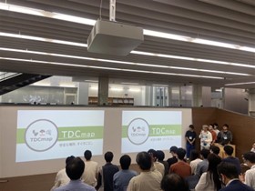 チーム「ぞうさん組」が発表している写真(千葉大学会場2日目)