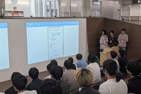 チーム「I3Y」がアイデアを発表している写真(千葉大学会場2日目)