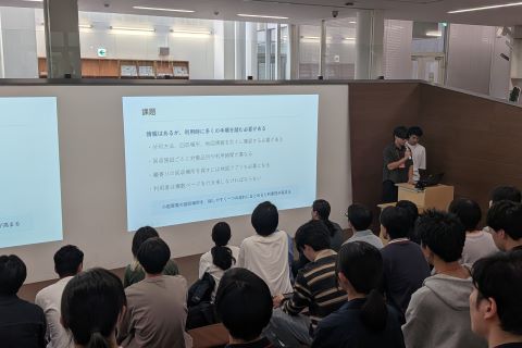 チーム「角煮」がアイデアを発表している写真(千葉大学会場2日目)