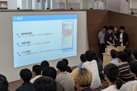 チーム「まち結び」がアイデアを発表している写真(千葉大学会場2日目)
