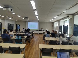 検討している写真(千葉工業大学会場1日目)