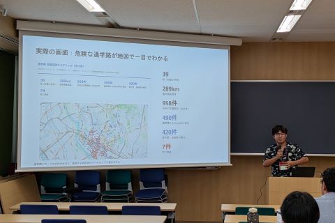 チーム「fatcorn」がアイデアを発表している写真(千葉工業大学会場2日目)