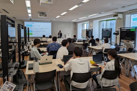 学生等がアイデアを検討している様子の写真(千葉工業大学会場1日目)
