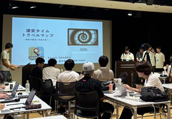 チーム「Team-tanaka」がアイデアを発表している写真(浦安市会場2日目)