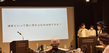チーム「Oji」がアイデアを発表している写真(浦安市会場2日目)