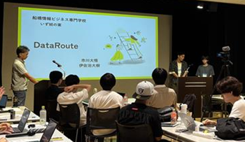 チーム「いず」がアイデアを発表している写真(浦安市会場2日目)