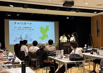 チーム「大都会市川」がアイデアを発表している写真(浦安市会場2日目)