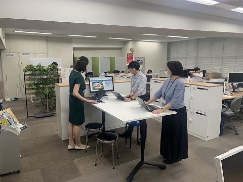 打合せスペースでの打合せの様子