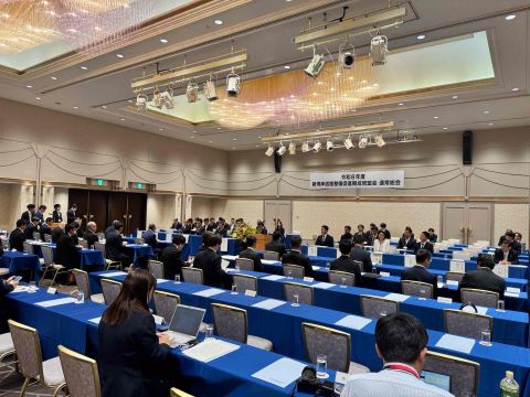 総会の全景写真