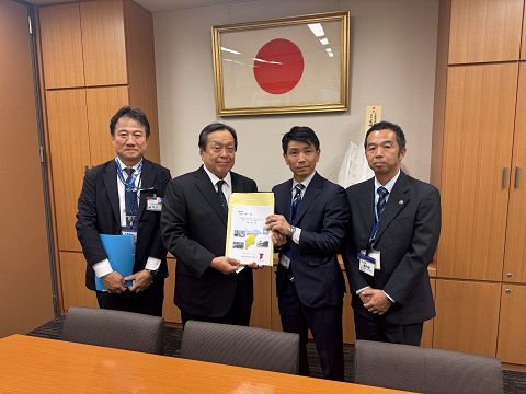 浜田衆議院議員と要望書手交
