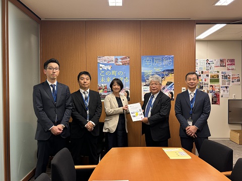 青木参議院議員と要望書手交