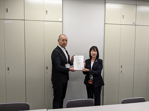 手交状況（平本和寿　地域道路調整官）の写真