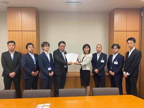 岡野衆議院議員手交状況