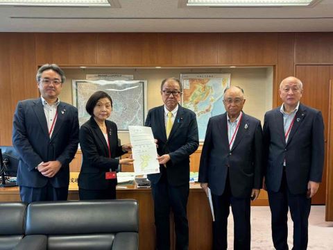 上田政務官手交状況