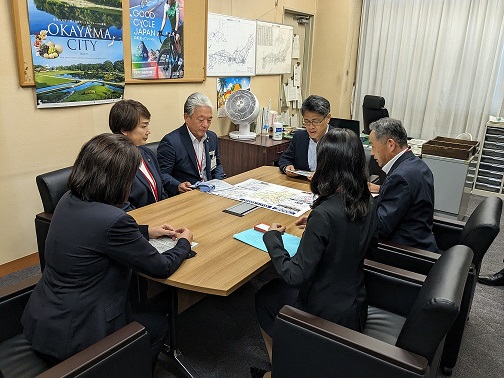 手交状況（佐々木正士郎　道路局次長）の写真