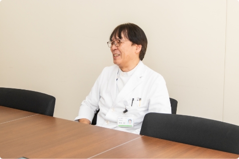椎名薬剤部長がインタビューを受けている写真