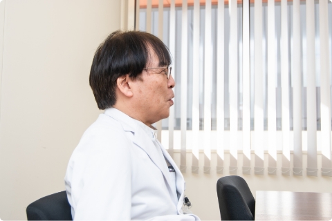 椎名薬剤部長が話している写真