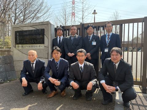 検討委員（屋外で撮影）