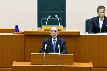 挨拶をする宍倉議長