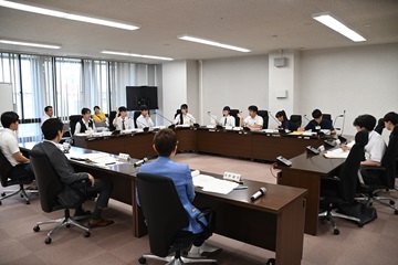 総務委員会の様子