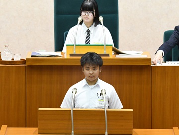 総務委員会委員長報告の様子