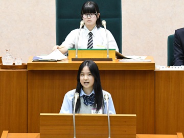 環境委員会委員長報告の様子