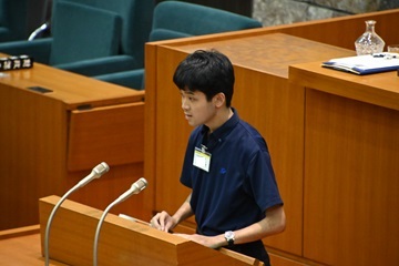 総務委員会の答弁の様子